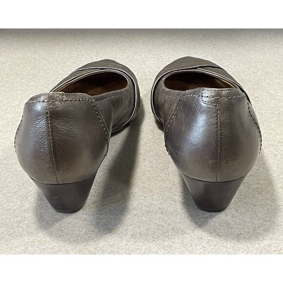 Clarks Artisan Women's 9M Brown Leather Slip-On Heel Loafer Shoes Classy Formal - Picture 3 of 10